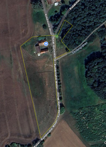 Google Maps mit grobem Landumriss des Hofs