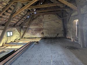 Raum über dem Abstellplatz