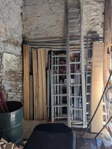 Scheune und Baugerüst & Leitern