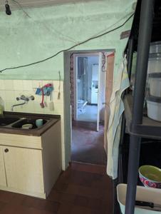 Blick aus der Küche durch den Flur ins Bad